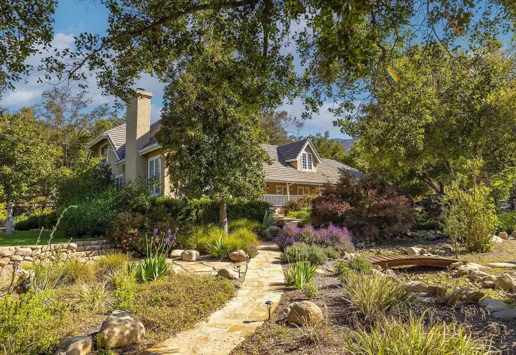 Garden Compound With Several Stunning Backdrops
