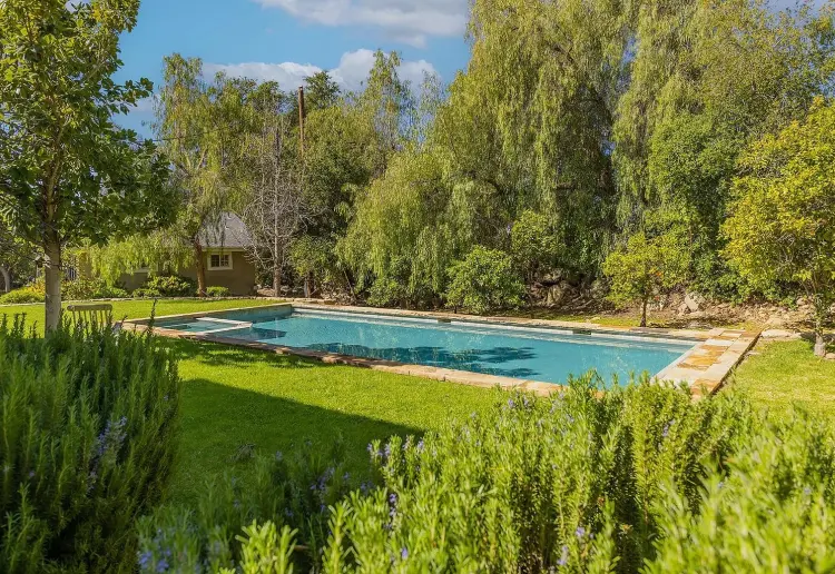 Garden Compound With Several Stunning Backdrops