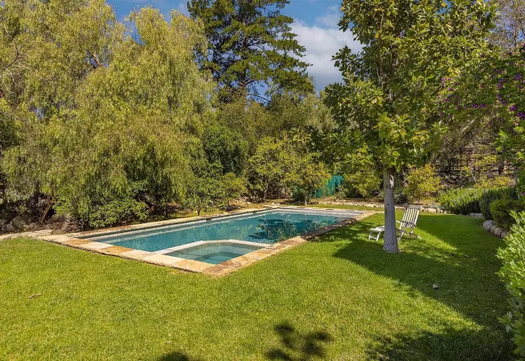 Garden Compound With Several Stunning Backdrops
