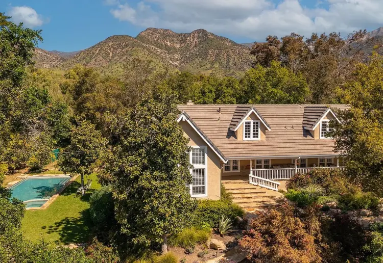 Garden Compound With Several Stunning Backdrops