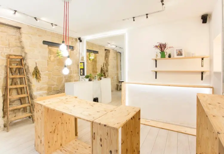 Cosy shop to share in Montmartre