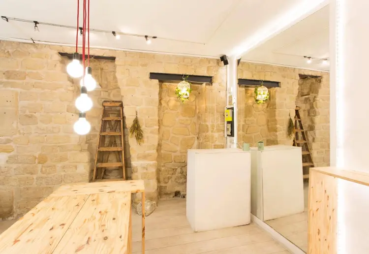 Cosy shop to share in Montmartre