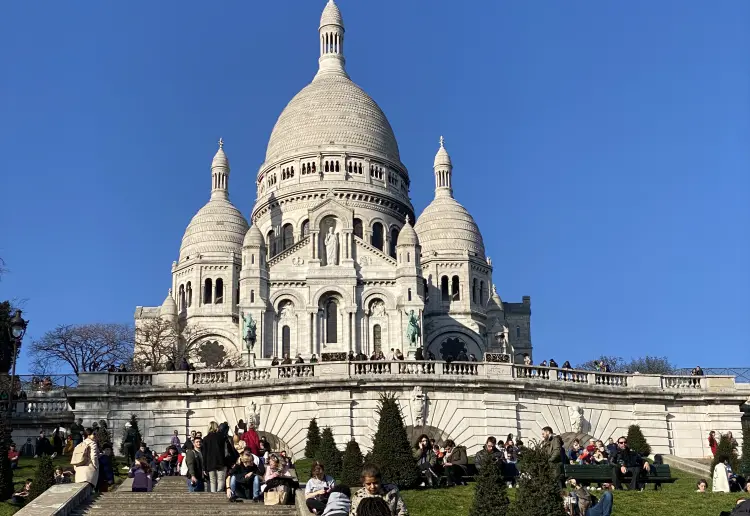 Cosy shop to share in Montmartre