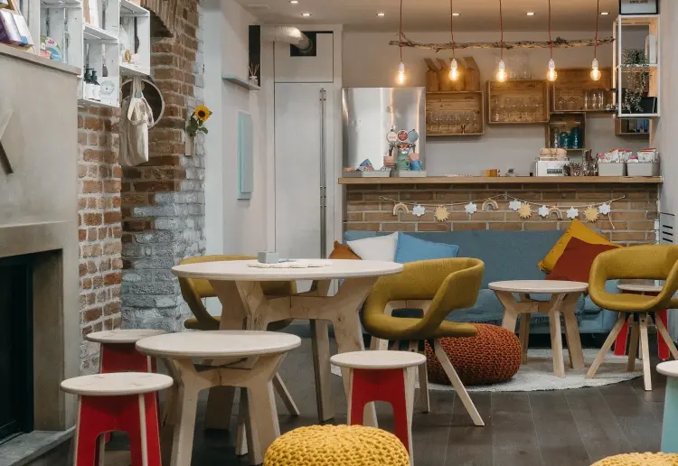 Gemütliches Café, dass deine Zielgruppe Familien, Mütter, Väter… mit Babies und Kleinkindern verzaubern wird.