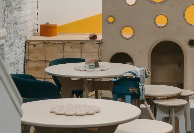 Gemütliches Café, dass deine Zielgruppe Familien, Mütter, Väter… mit Babies und Kleinkindern verzaubern wird.