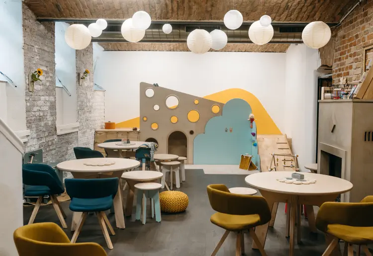 Gemütliches Café, dass deine Zielgruppe Familien, Mütter, Väter… mit Babies und Kleinkindern verzaubern wird.