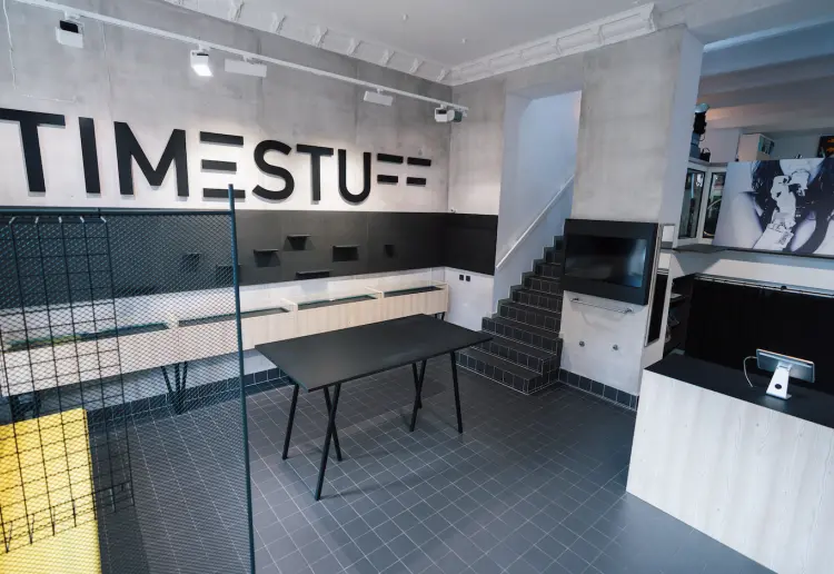modularer möblierter Store in Prenzlauer Berg mit Büro
