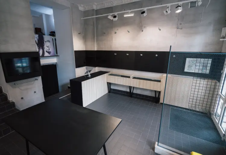 modularer möblierter Store in Prenzlauer Berg mit Büro