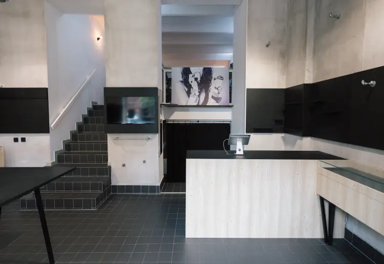modularer möblierter Store in Prenzlauer Berg mit Büro