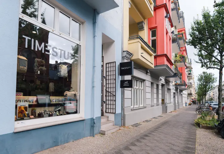 modularer möblierter Store in Prenzlauer Berg mit Büro