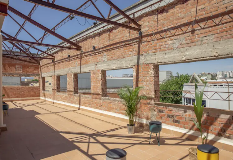 Una antigua imprenta industrial, reconvertida en espacios polivalentes y oficinas, pensados para eventos, rodajes, fórums, presentaciones y todo lo que la imaginación pueda alcanzar