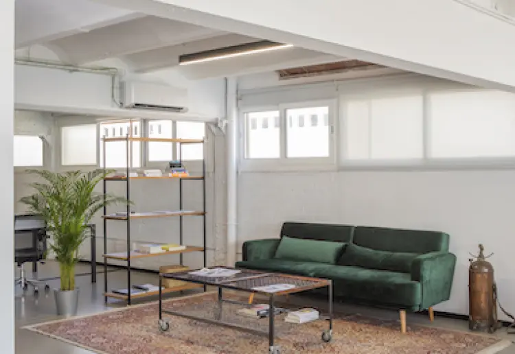 Una antigua imprenta industrial, reconvertida en espacios polivalentes y oficinas, pensados para eventos, rodajes, fórums, presentaciones y todo lo que la imaginación pueda alcanzar