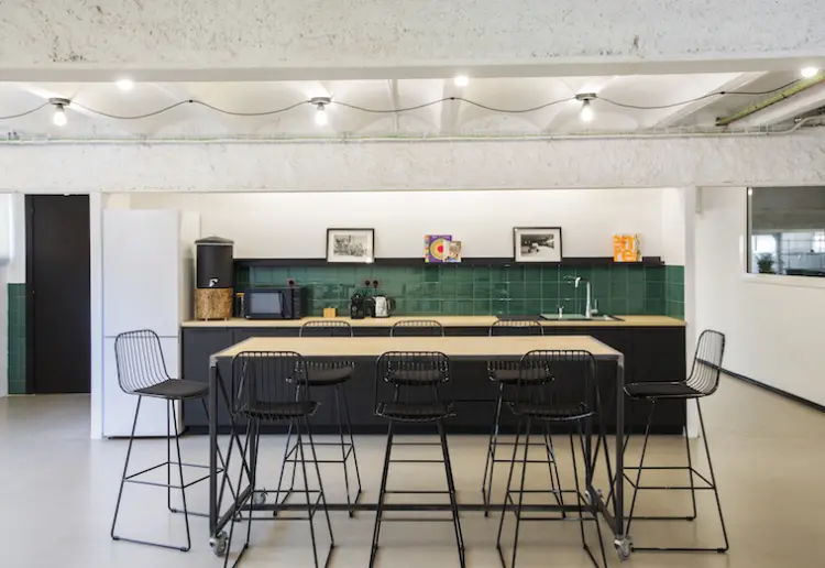 Una antigua imprenta industrial, reconvertida en espacios polivalentes y oficinas, pensados para eventos, rodajes, fórums, presentaciones y todo lo que la imaginación pueda alcanzar