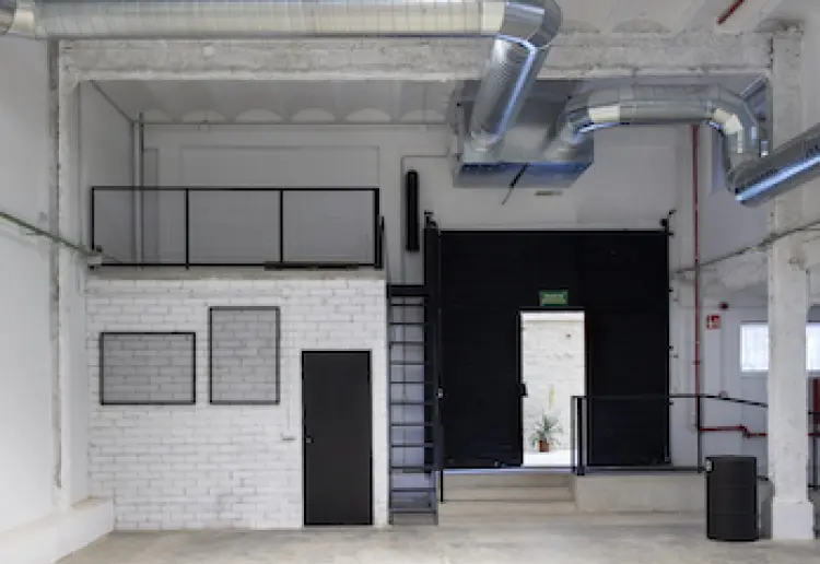 Una antigua imprenta industrial, reconvertida en espacios polivalentes y oficinas, pensados para eventos, rodajes, fórums, presentaciones y todo lo que la imaginación pueda alcanzar