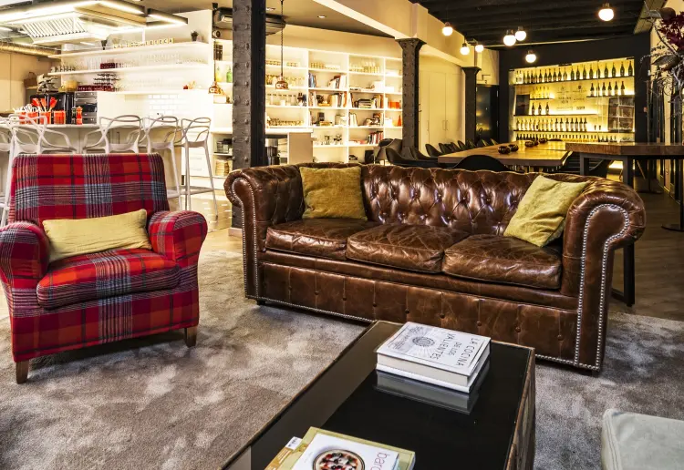 Loft estilo New York en el centro de Barcelona con vistas a las murallas romanas.