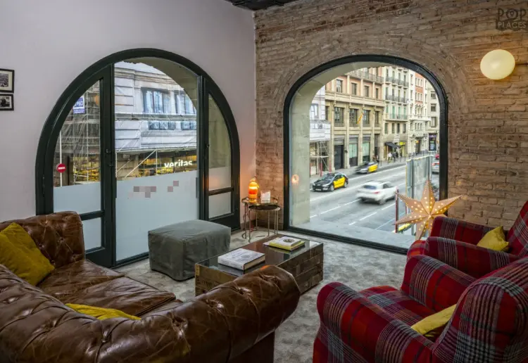 Loft estilo New York en el centro de Barcelona con vistas a las murallas romanas.