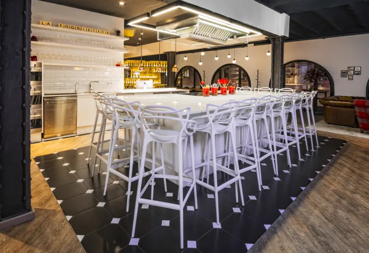 Loft estilo New York en el centro de Barcelona con vistas a las murallas romanas.