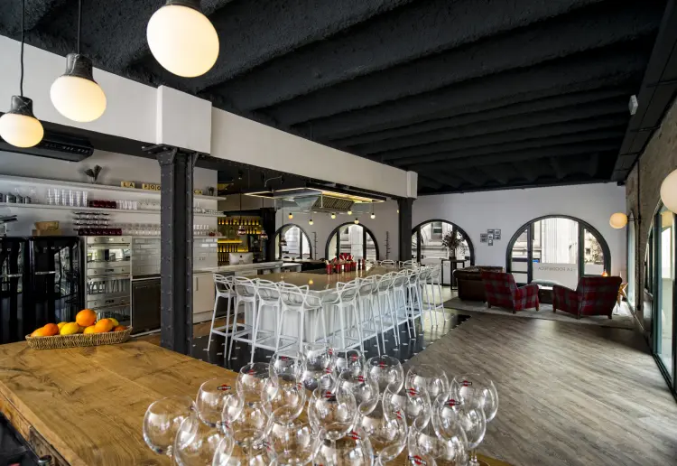Loft estilo New York en el centro de Barcelona con vistas a las murallas romanas.