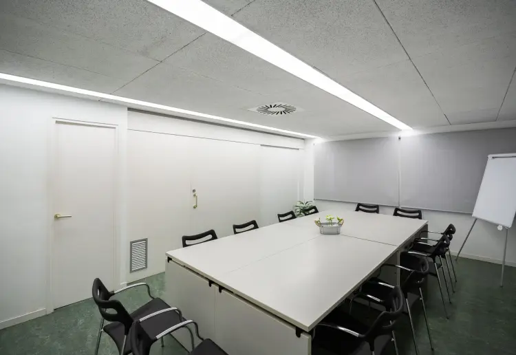 Sala polivalente dentro de espacio coworking