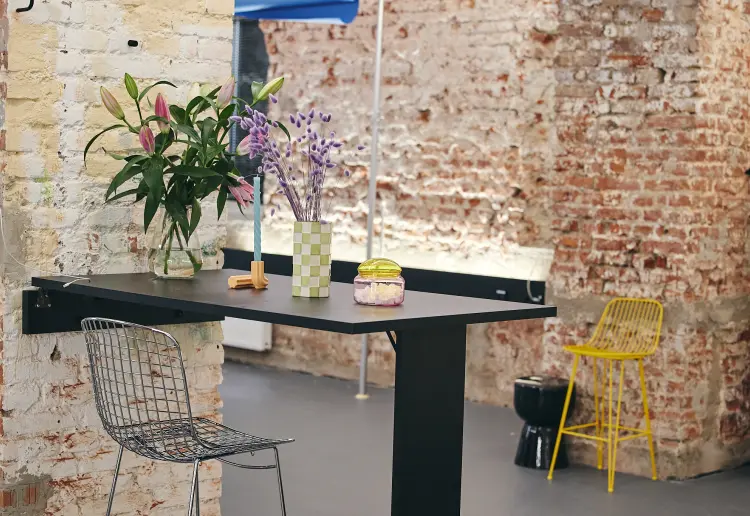 Modernes Studio/Showroom im industry style