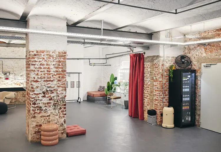 Modernes Studio/Showroom im industry style