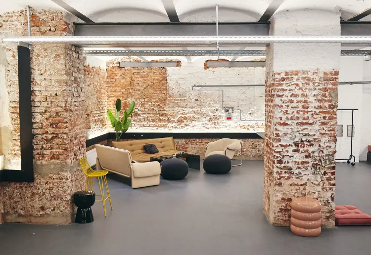 Modernes Studio/Showroom im industry style