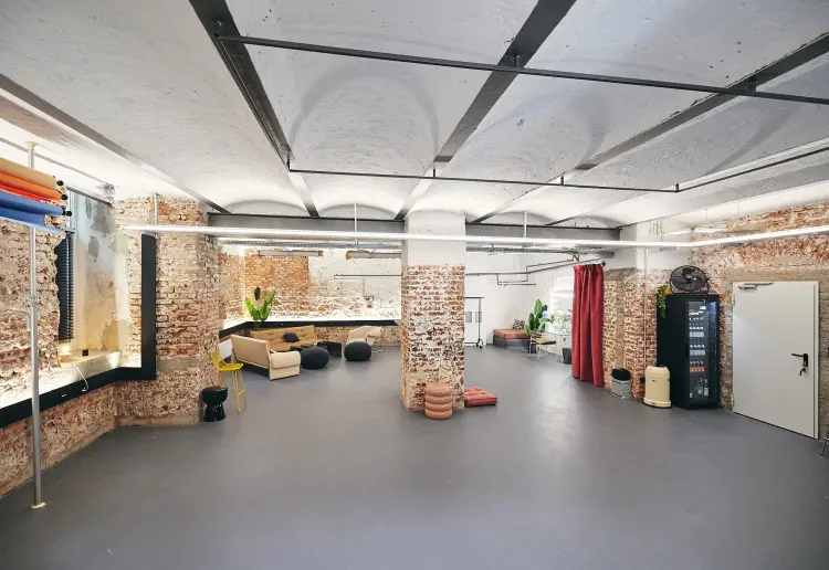Modernes Studio/Showroom im industry style