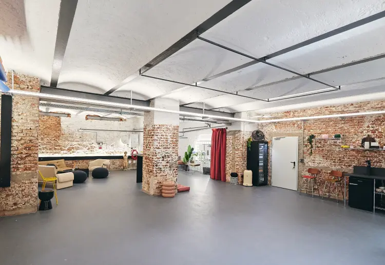 Modernes Studio/Showroom im industry style