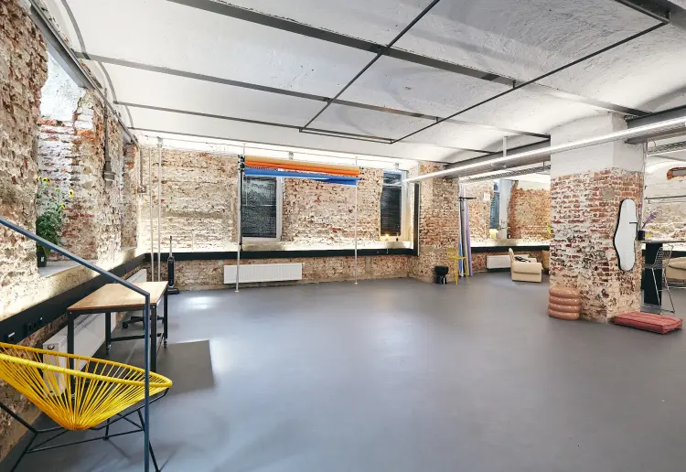 Modernes Studio/Showroom im industry style