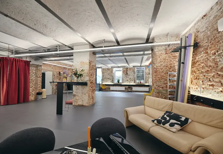 Modernes Studio/Showroom im industry style