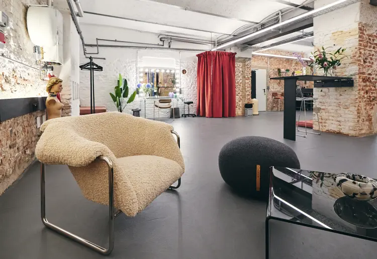 Modernes Studio/Showroom im industry style