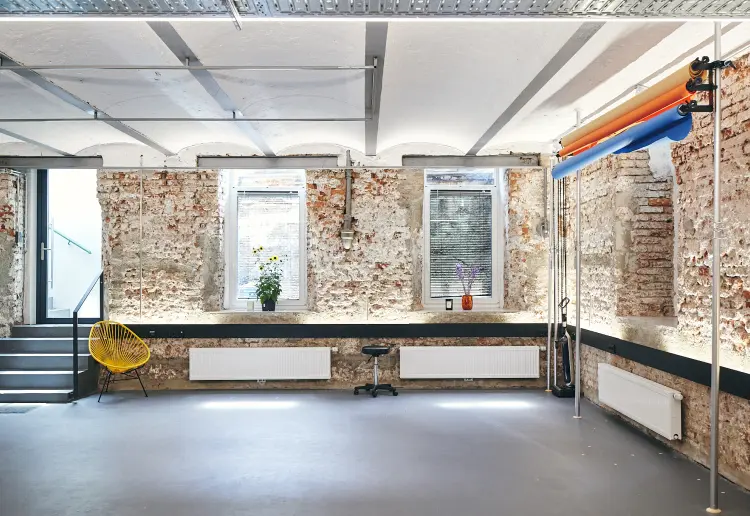 Modernes Studio/Showroom im industry style