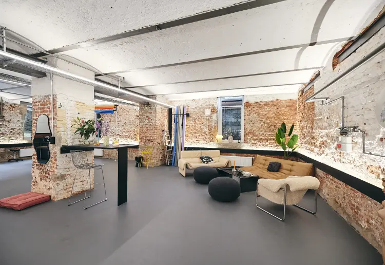 Modernes Studio/Showroom im industry style
