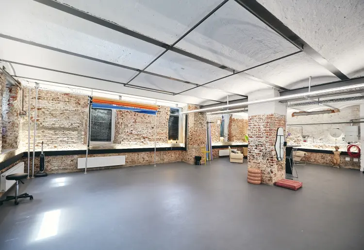 Modernes Studio/Showroom im industry style