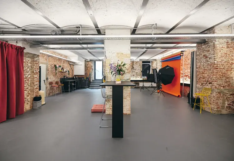Modernes Studio/Showroom im industry style