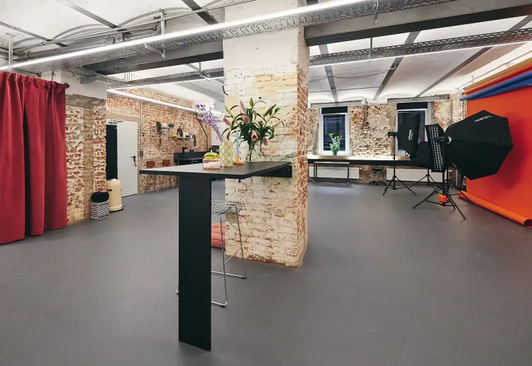 Modernes Studio/Showroom im industry style