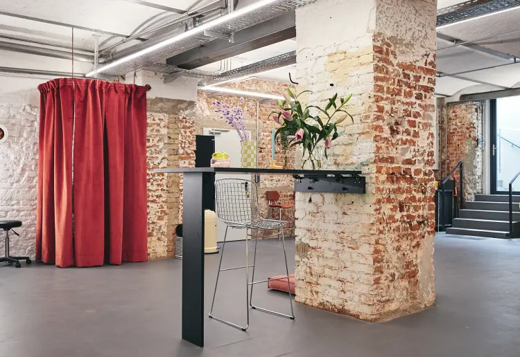 Modernes Studio/Showroom im industry style
