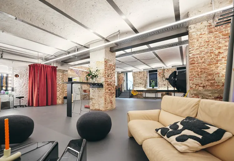Modernes Studio/Showroom im industry style