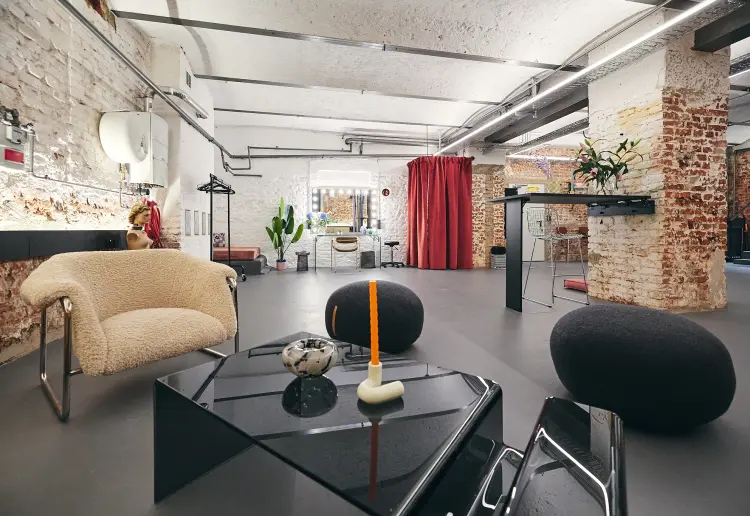 Modernes Studio/Showroom im industry style