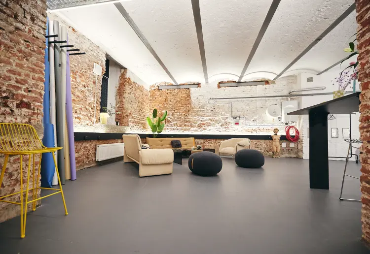 Modernes Studio/Showroom im industry style