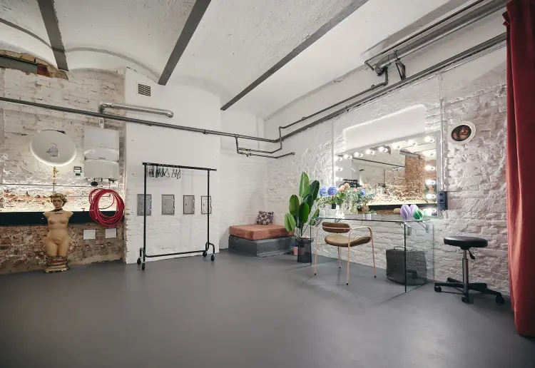 Modernes Studio/Showroom im industry style