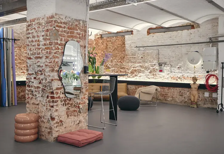 Modernes Studio/Showroom im industry style