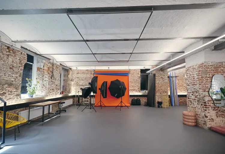 Modernes Studio/Showroom im industry style