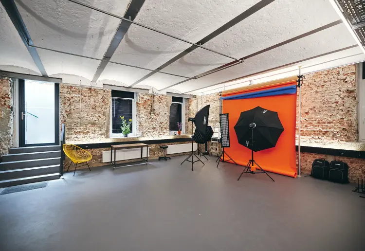 Modernes Studio/Showroom im industry style