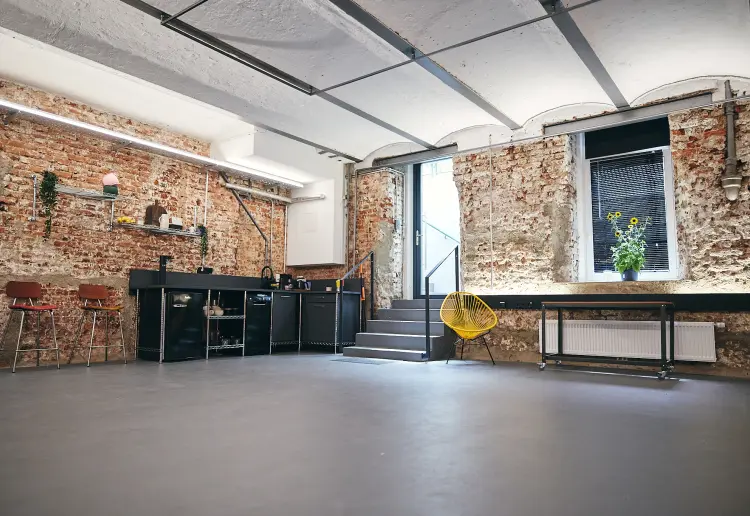 Modernes Studio/Showroom im industry style