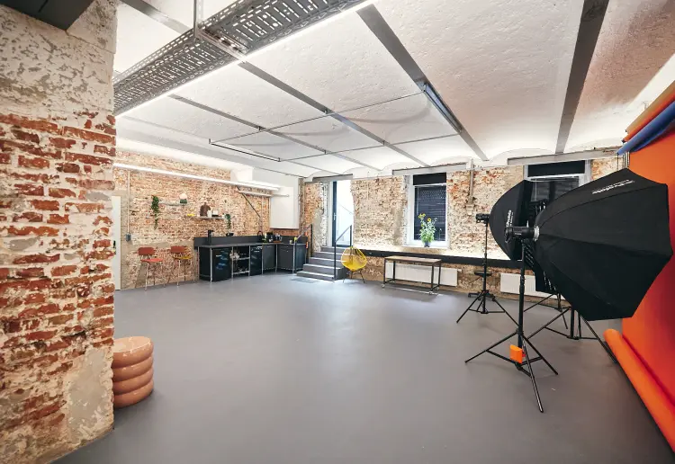 Modernes Studio/Showroom im industry style