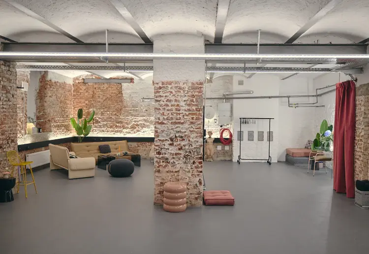 Modernes Studio/Showroom im industry style