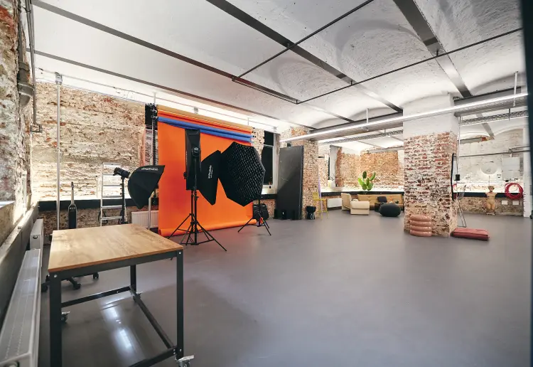 Modernes Studio/Showroom im industry style