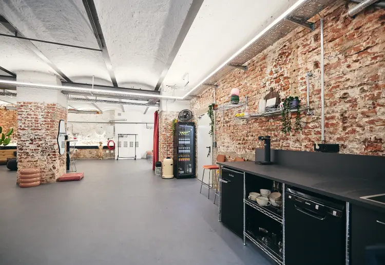 Modernes Studio/Showroom im industry style
