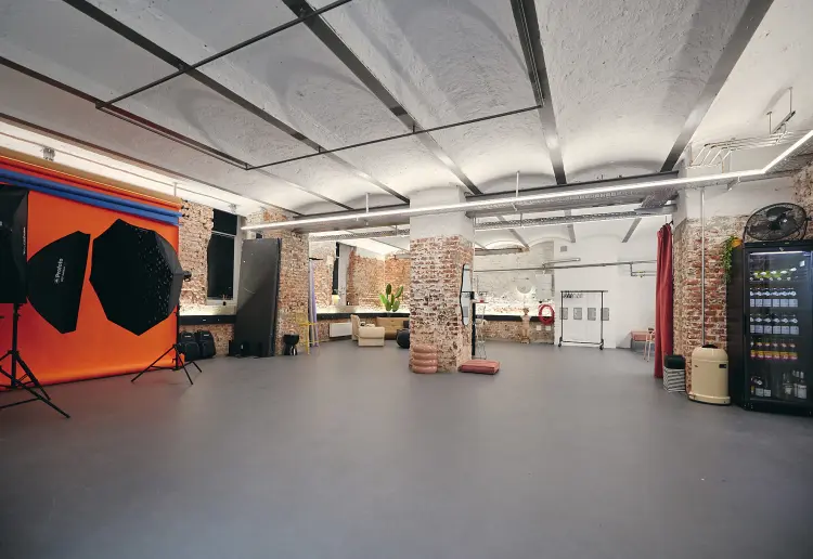 Modernes Studio/Showroom im industry style